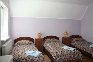 Комплексы для отдыха с коттеджами/бунгало Park Hotel Mariupol Мариуполь Стандартный трехместный номер-1